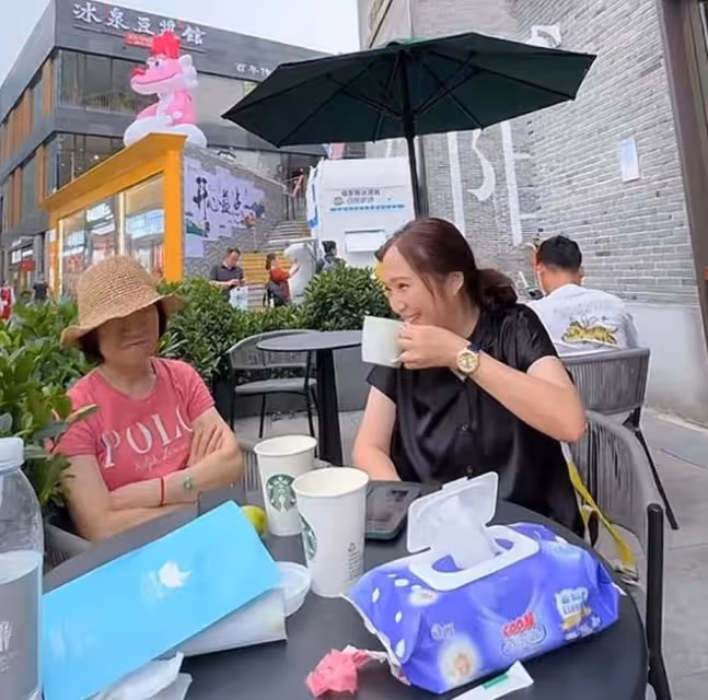 李亞鵬嬌妻慶祝母親節,帶媽媽女兒出遊,祖孫三代穿親子裝好有愛