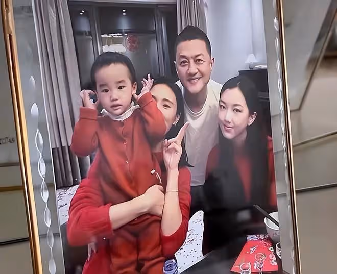 李亞鵬嬌妻慶祝母親節,帶媽媽女兒出遊,祖孫三代穿親子裝好有愛