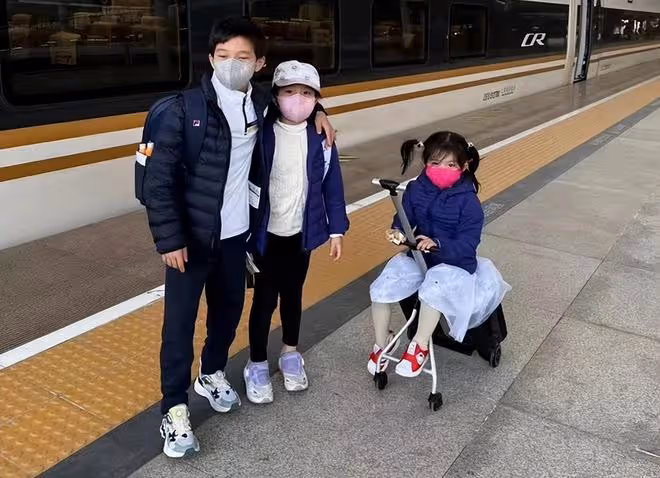 郭晶晶曬母親節禮物,霍中妍和妹妹手寫卡片送媽媽,小棉襖超暖心