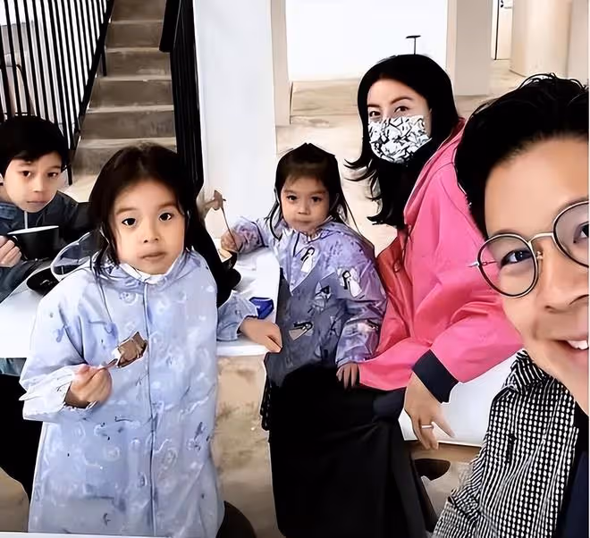 郭晶晶曬母親節禮物,霍中妍和妹妹手寫卡片送媽媽,小棉襖超暖心