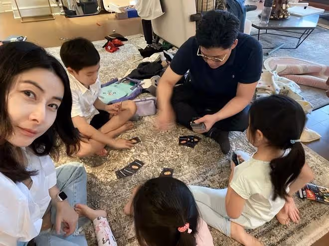 郭晶晶曬母親節禮物,霍中妍和妹妹手寫卡片送媽媽,小棉襖超暖心