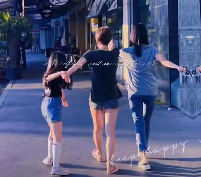 文章大女兒母親節曬照,與媽媽妹妹溫馨同框,母女仨都是瘦高美女