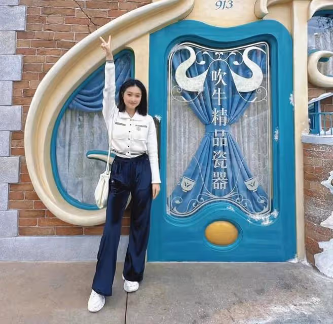 文章大女兒母親節曬照,與媽媽妹妹溫馨同框,母女仨都是瘦高美女