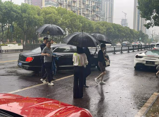 曝楊冪父母現身蘇州買千萬豪宅!楊父發福,楊母手拎愛馬仕搶鏡!