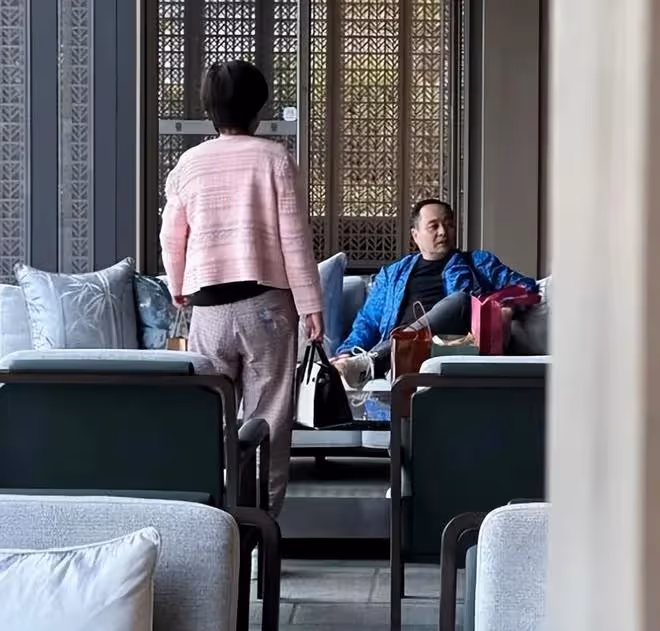 曝楊冪父母現身蘇州買千萬豪宅!楊父發福,楊母手拎愛馬仕搶鏡!