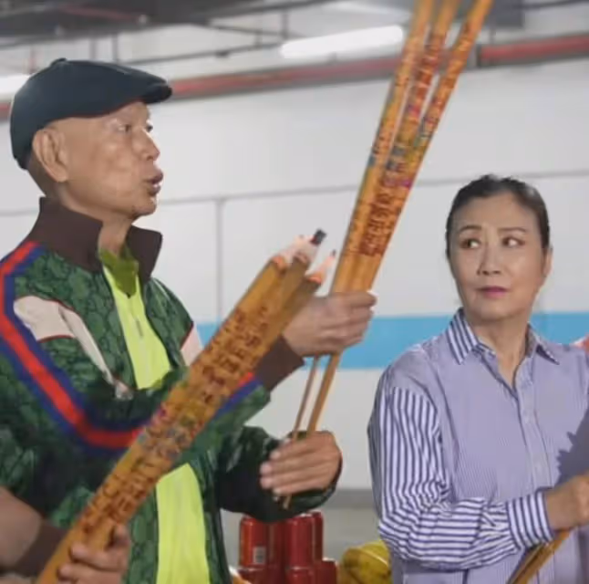 淚目!汪明荃走路步履蹣跚,體態比羅家英差好多,健康狀況引擔憂