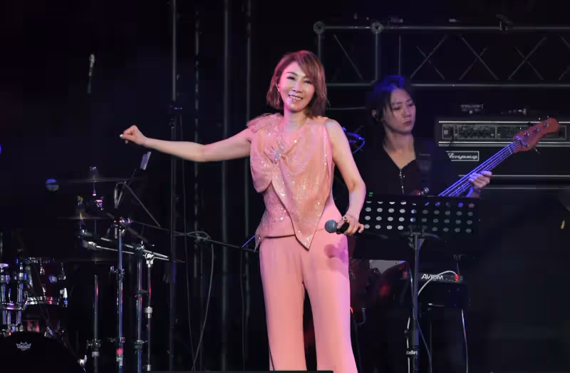 李翊君唱一半脫了！母親節獻初體驗　女兒也在場