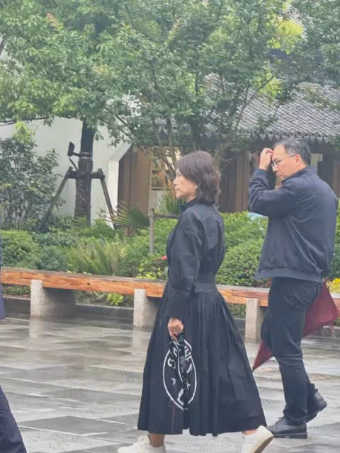 69歲董明珠街頭被偶遇,穿2.9w馬面裙美到爆,多人跟隨氣場全開!