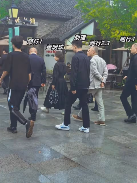 69歲董明珠街頭被偶遇,穿2.9w馬面裙美到爆,多人跟隨氣場全開!