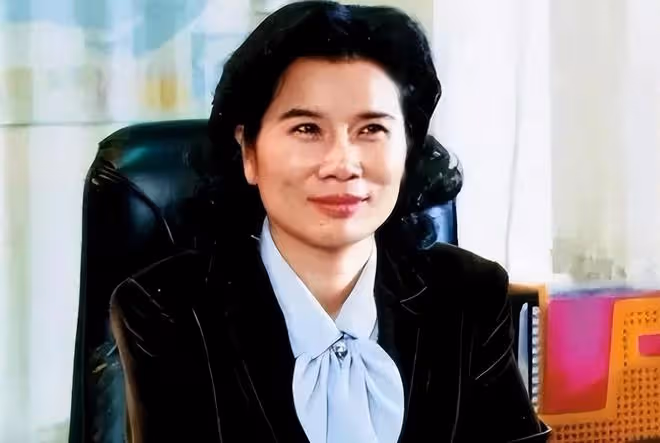 69歲董明珠街頭被偶遇,穿2.9w馬面裙美到爆,多人跟隨氣場全開!