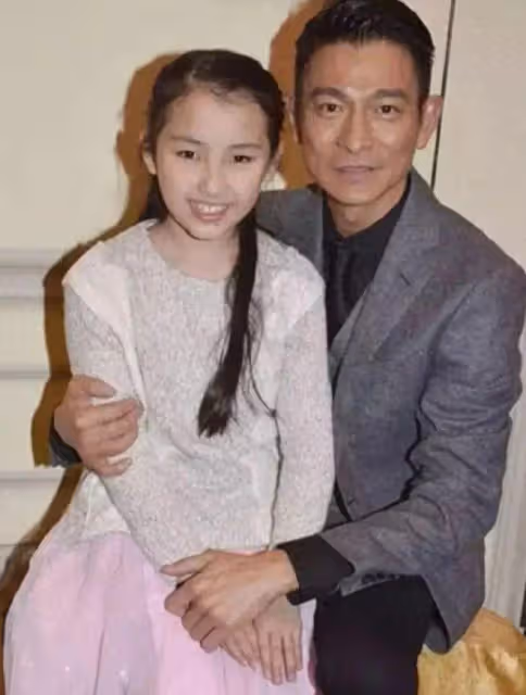劉德華女兒12歲生日曝光,眉眼神似媽媽,華仔否認為女兒追生弟弟