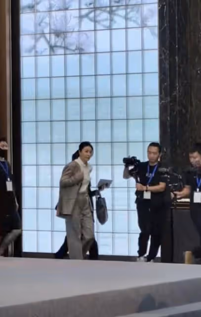 郭晶晶戴婚戒參加活動,態度謙遜沒架子,著急的邊穿衣服邊進場!