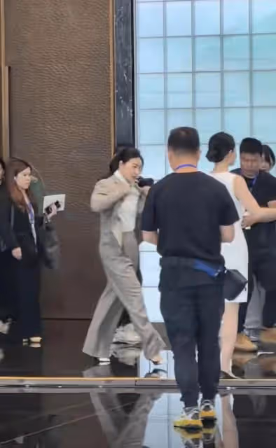 郭晶晶戴婚戒參加活動,態度謙遜沒架子,著急的邊穿衣服邊進場!