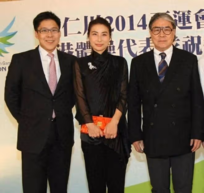 郭晶晶戴婚戒參加活動,態度謙遜沒架子,著急的邊穿衣服邊進場!