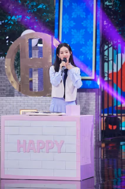趙麗穎逆襲成帶貨女王!T恤搭牛仔褲都穿出大牌感,筒襪火到斷貨