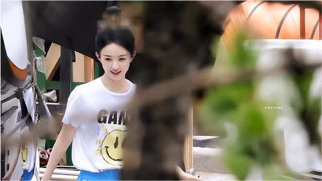 趙麗穎逆襲成帶貨女王!T恤搭牛仔褲都穿出大牌感,筒襪火到斷貨