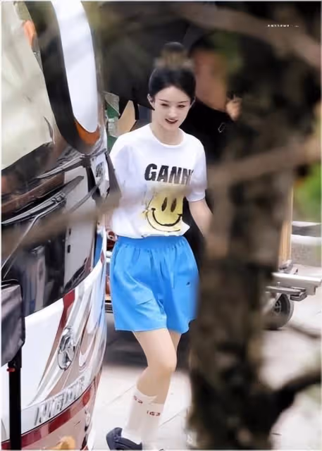 趙麗穎逆襲成帶貨女王!T恤搭牛仔褲都穿出大牌感,筒襪火到斷貨