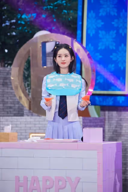 趙麗穎逆襲成帶貨女王!T恤搭牛仔褲都穿出大牌感,筒襪火到斷貨