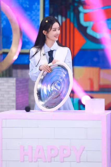 趙麗穎逆襲成帶貨女王!T恤搭牛仔褲都穿出大牌感,筒襪火到斷貨