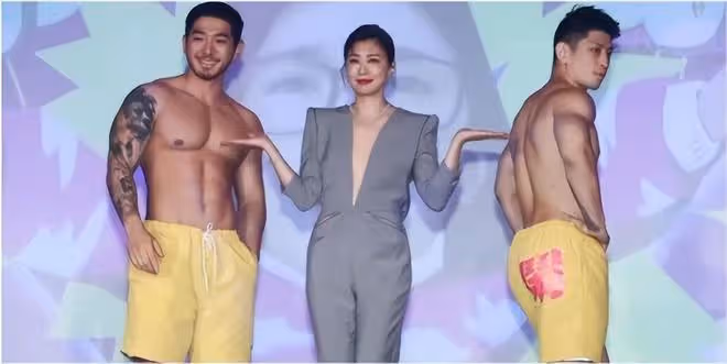 賈靜雯亮相新劇真有排面!西裝深V開叉到肚兜太性感,肌肉男搶鏡