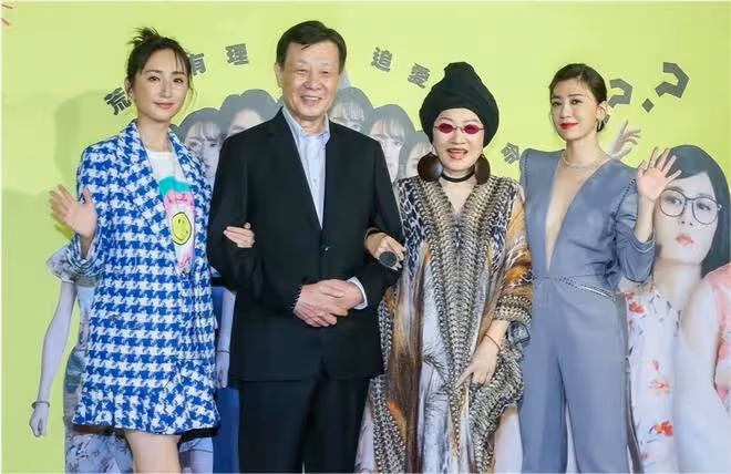 賈靜雯亮相新劇真有排面!西裝深V開叉到肚兜太性感,肌肉男搶鏡