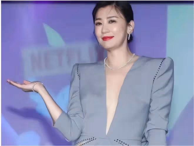 賈靜雯亮相新劇真有排面!西裝深V開叉到肚兜太性感,肌肉男搶鏡