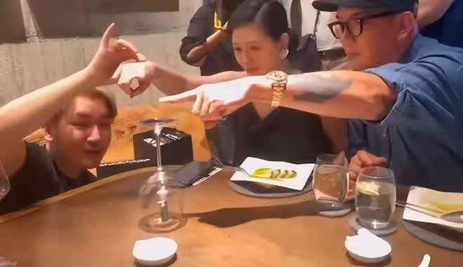 大S與老公同框像拍偶像劇!等紅綠燈太甜蜜,大S婚後變得更少女