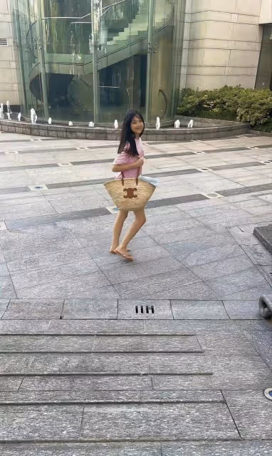 王詩齡最新亮相罕見接地氣!穿T恤短褲就上街,背大包時尚感太牛
