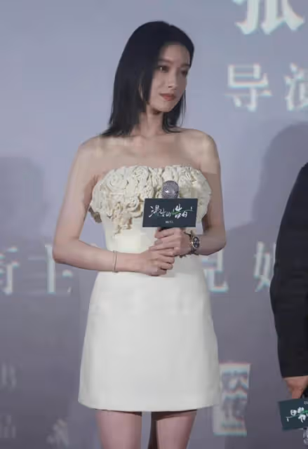 倪妮最新造型太顯胖!穿白色迷你裙配黑色短靴,小腿好粗還有肌肉