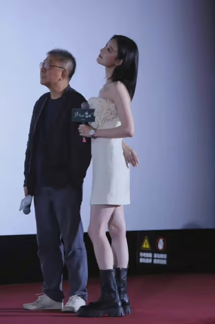 倪妮最新造型太顯胖!穿白色迷你裙配黑色短靴,小腿好粗還有肌肉