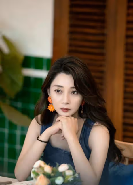 42歲殷桃首秀亮相美到驚艷！中餐廳首播，她穿背帶裙戴草帽太少女