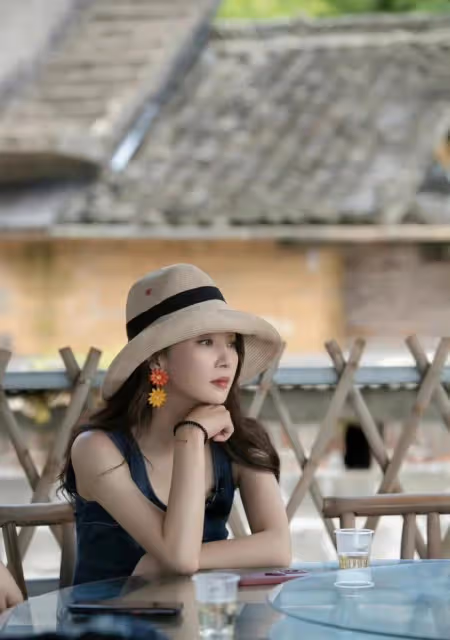 42歲殷桃首秀亮相美到驚艷！中餐廳首播，她穿背帶裙戴草帽太少女