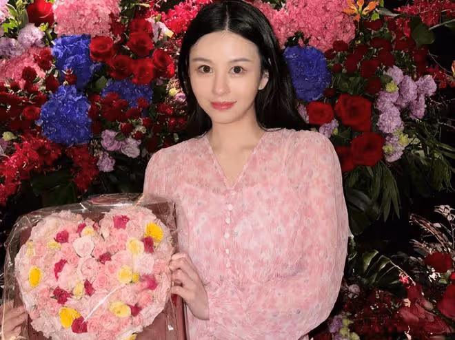邱淑貞女兒21歲生日太隆重！富家千金居然穿百元裙，造型太低調了