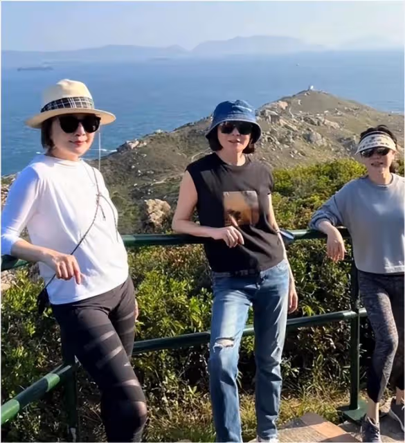 59歲關之琳近照曝光好年輕!在國外罕見露面,穿T恤哪像快60的