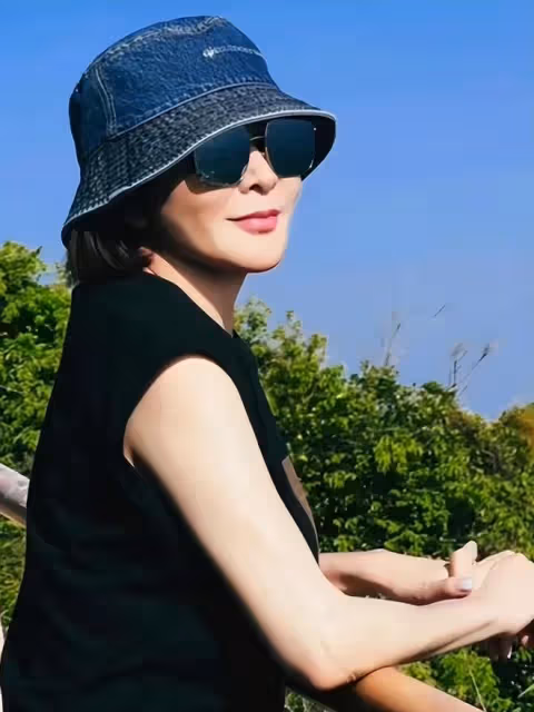 59歲關之琳近照曝光好年輕!在國外罕見露面,穿T恤哪像快60的