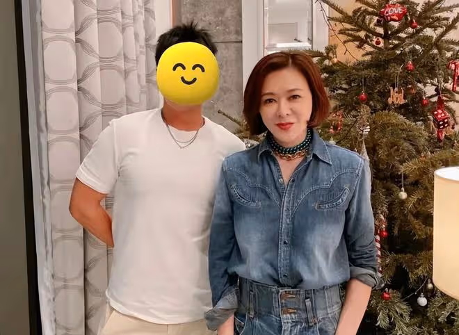 59歲關之琳近照曝光好年輕!在國外罕見露面,穿T恤哪像快60的