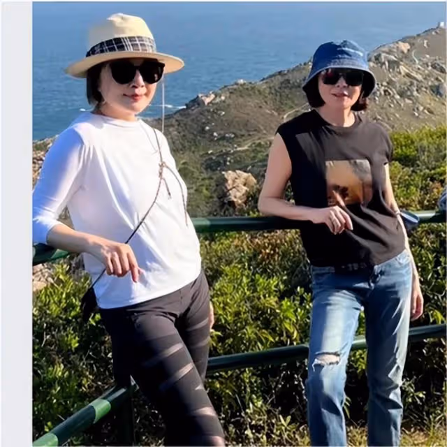 59歲關之琳近照曝光好年輕!在國外罕見露面,穿T恤哪像快60的