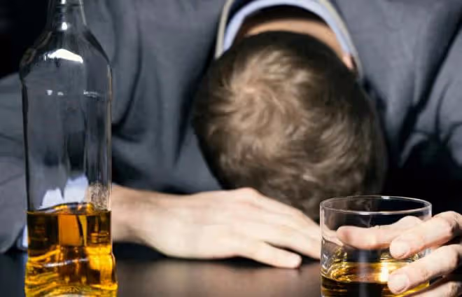 喝酒把骨頭喝壞死了?這些症狀別忽略,喝酒不傷身,關鍵在這個數