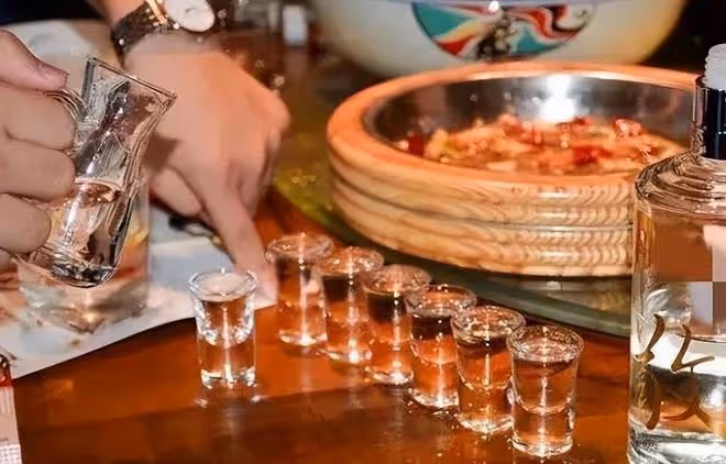 喝酒把骨頭喝壞死了?這些症狀別忽略,喝酒不傷身,關鍵在這個數