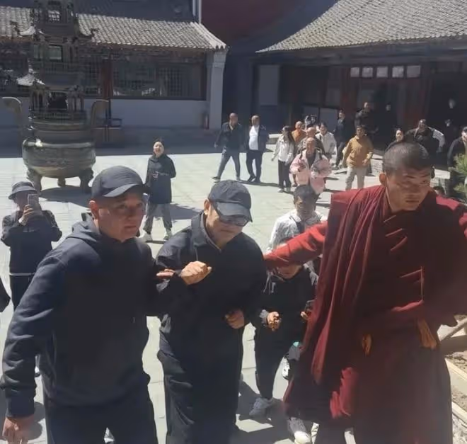 李連杰現身五台山修行，黑衣邋遢不拘小節，林虎大師親自接待
