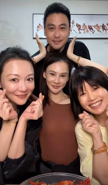 特種兵之火鳳凰程愫昨晚攜李飛楊舒抖音直播,粉絲禮物刷不停!