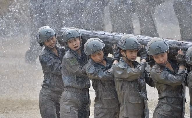 特種兵之火鳳凰程愫昨晚攜李飛楊舒抖音直播,粉絲禮物刷不停!