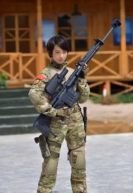 特種兵之火鳳凰程愫昨晚攜李飛楊舒抖音直播，粉絲禮物刷不停！