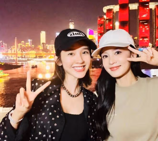 張若昀現身重慶,和老婆唐藝昕一起吃火鍋,並曬出女兒照片