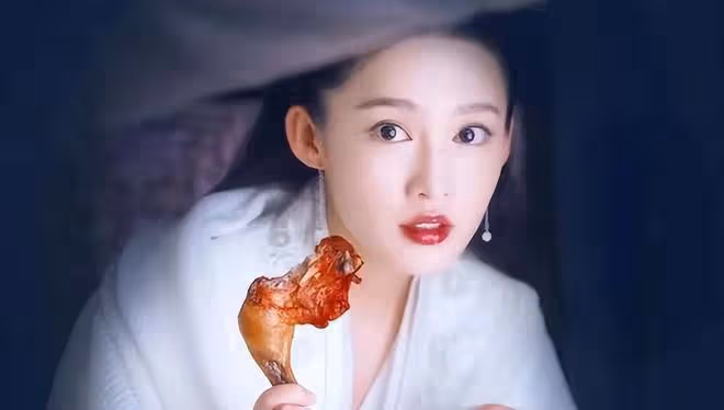 張若昀現身重慶,和老婆唐藝昕一起吃火鍋,並曬出女兒照片