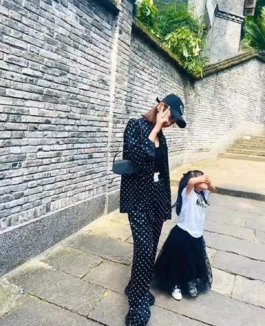 張若昀現身重慶,和老婆唐藝昕一起吃火鍋,並曬出女兒照片