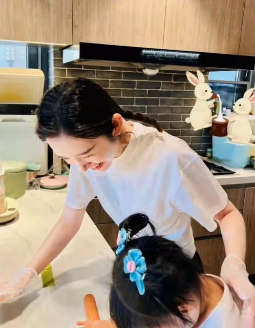 張若昀現身重慶,和老婆唐藝昕一起吃火鍋,並曬出女兒照片