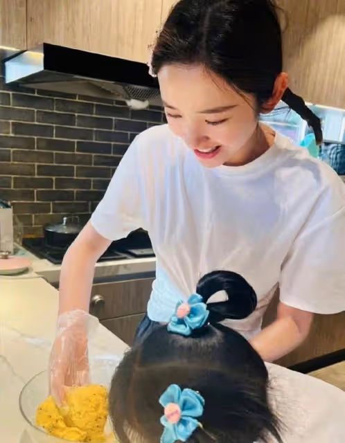 張若昀現身重慶,和老婆唐藝昕一起吃火鍋,並曬出女兒照片