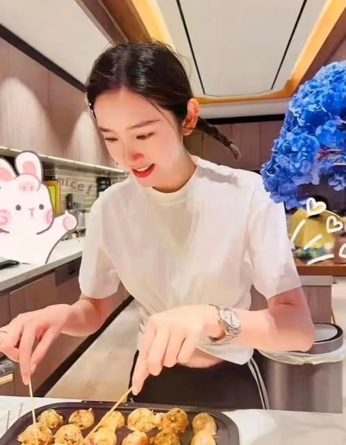 張若昀現身重慶,和老婆唐藝昕一起吃火鍋,並曬出女兒照片