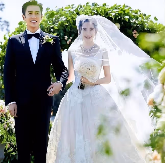 張若昀現身重慶,和老婆唐藝昕一起吃火鍋,並曬出女兒照片